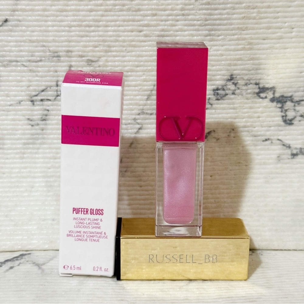 Valentino Puffer Lip Gloss: #300R In My Glowing Era (Soft Pink Shimmer) - Picture 3 of 10
